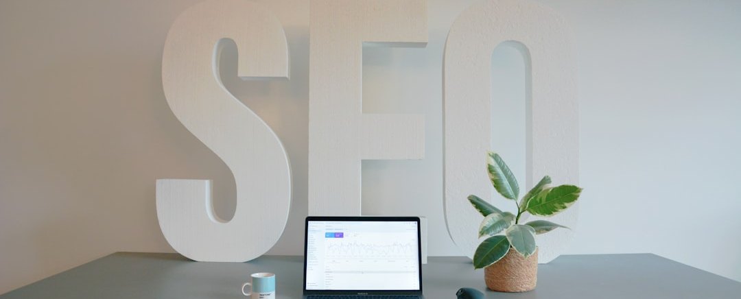 SEOのオブジェとノートパソコンが置かれたデスク