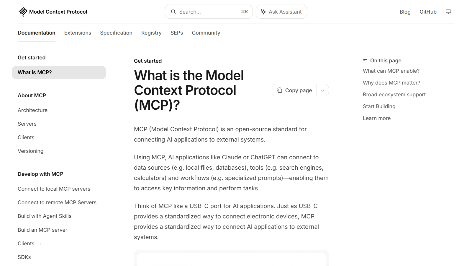 MCP公式ドキュメントのトップページ(What is the Model Context Protocol? の解説と、AIアプリと外部システムをMCPがつなぐ構成図)