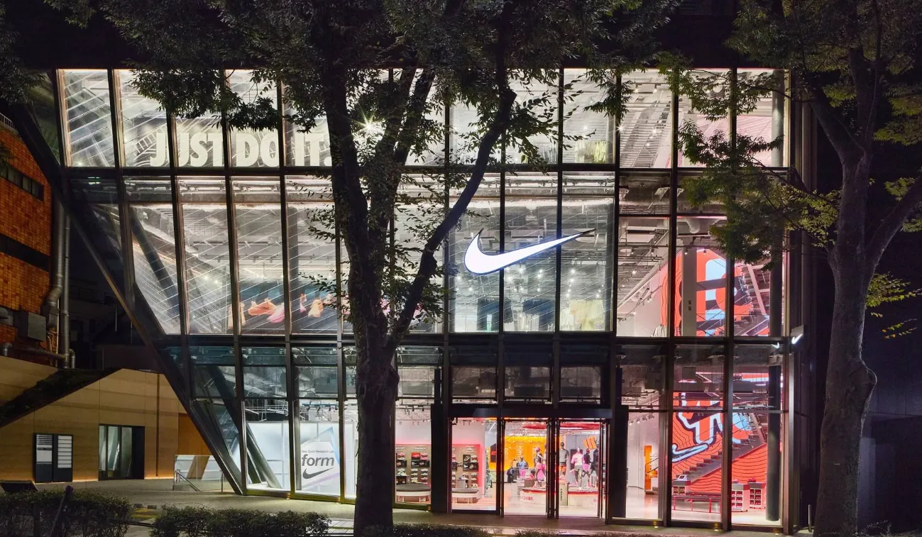 Nike harajuku店の店舗写真(「Just Do It.」のスローガンが店外からも大きく見える)